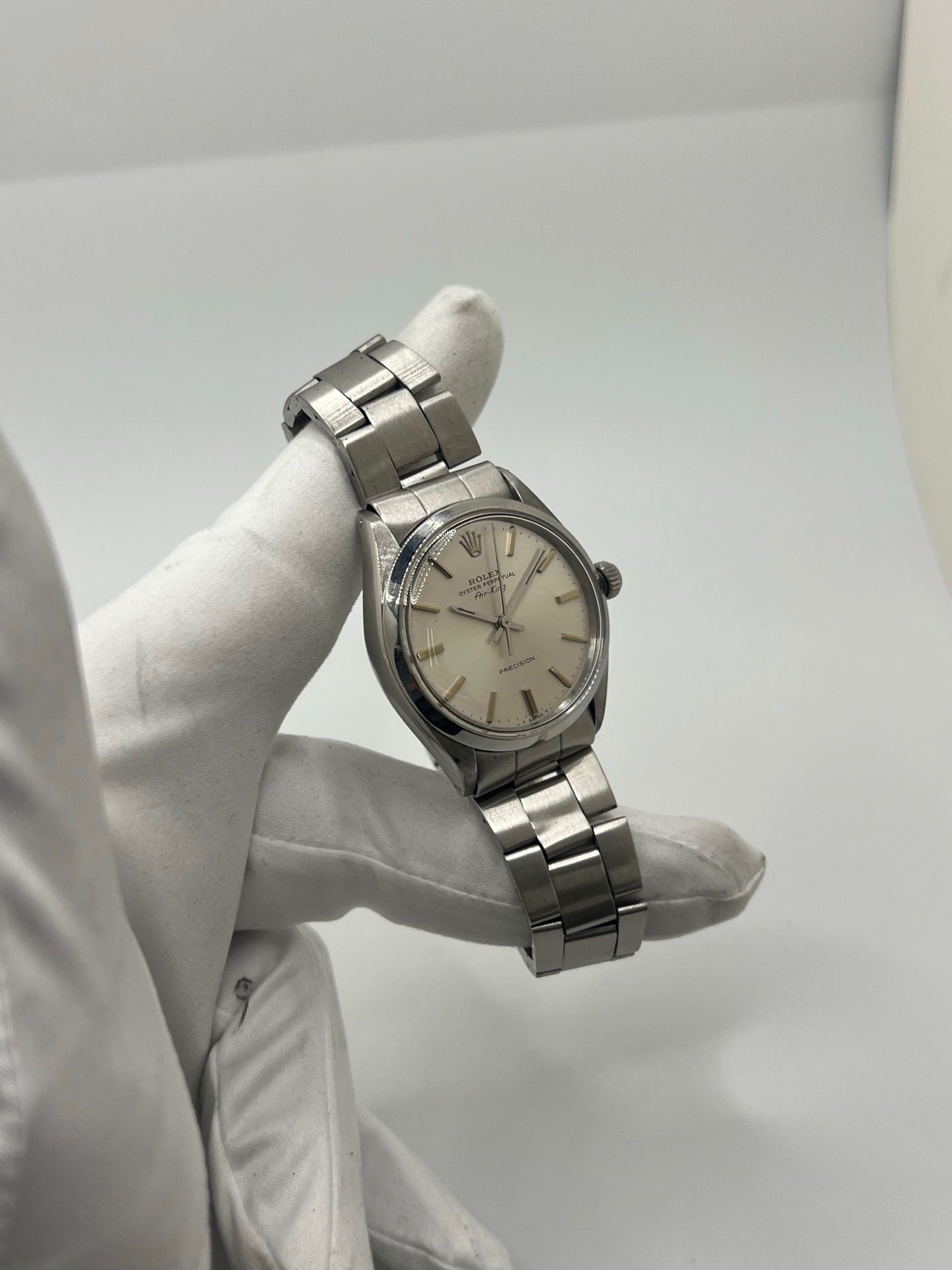 Montre Air King référence 5500 en acier avec cadran argent. Modèle vintage des années 1970 doté d’un mouvement automatique calibre 1520 et d’un boîtier de 34 mm. Verre plexiglas et bracelet acier avec boucle pliante. Montre élégante et intemporelle, appréciée pour son design classique et sa fiabilité. Pièce d’horlogerie idéale pour les amateurs de montres vintage recherchant un modèle discret et emblématique.