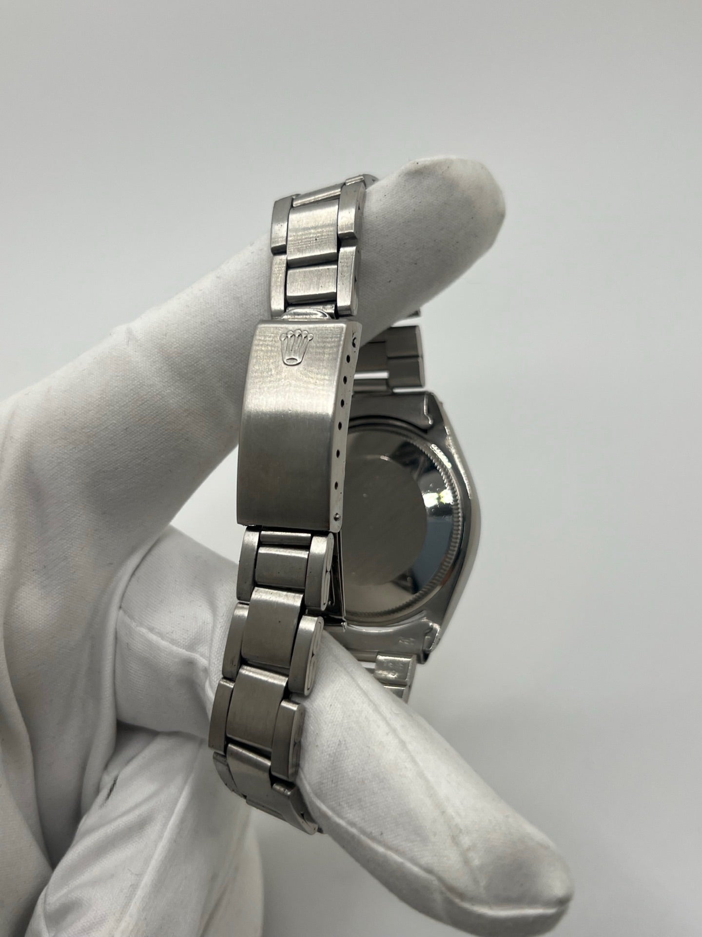 Montre Air King référence 5500 en acier avec cadran argent. Modèle vintage des années 1970 doté d’un mouvement automatique calibre 1520 et d’un boîtier de 34 mm. Verre plexiglas et bracelet acier avec boucle pliante. Montre élégante et intemporelle, appréciée pour son design classique et sa fiabilité. Pièce d’horlogerie idéale pour les amateurs de montres vintage recherchant un modèle discret et emblématique.