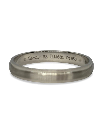 Alliance D’Amour en platine, symbole d’élégance et de pureté. Son design épuré met en valeur la brillance intemporelle du platine, métal précieux reconnu pour sa résistance et son éclat durable. Une bague raffinée, parfaite pour sceller un engagement ou célébrer un amour éternel.
