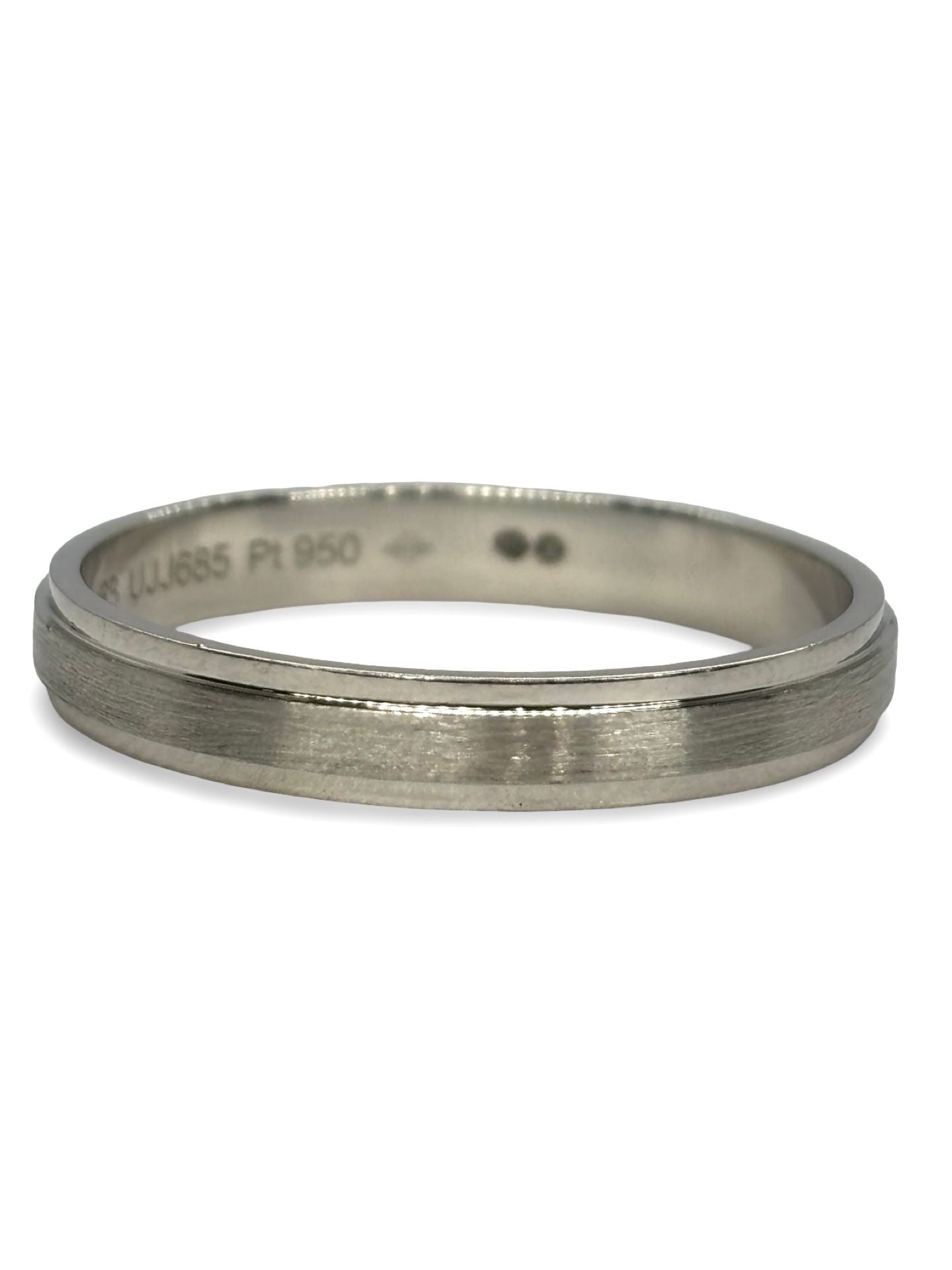 Alliance D’Amour en platine, symbole d’élégance et de pureté. Son design épuré met en valeur la brillance intemporelle du platine, métal précieux reconnu pour sa résistance et son éclat durable. Une bague raffinée, parfaite pour sceller un engagement ou célébrer un amour éternel.
