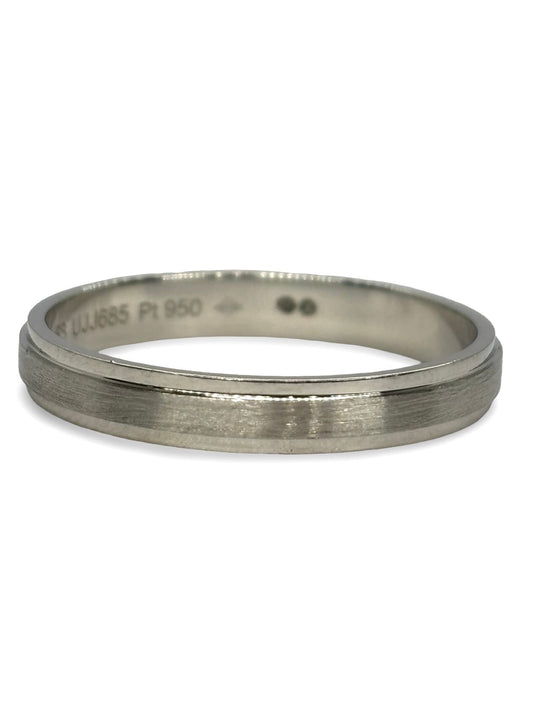 Alliance D’Amour en platine, symbole d’élégance et de pureté. Son design épuré met en valeur la brillance intemporelle du platine, métal précieux reconnu pour sa résistance et son éclat durable. Une bague raffinée, parfaite pour sceller un engagement ou célébrer un amour éternel.