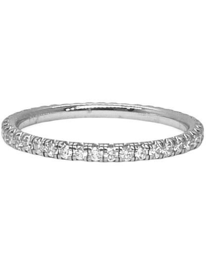 Découvrez cette magnifique bague de mariage Cartier Etincelle, en or blanc et sertie de diamants. Élégante et raffinée, cette alliance incarne le luxe et la pureté, parfaite pour symboliser l'engagement éternel. Sa brillance incomparable et son design intemporel en font un choix idéal pour un mariage ou une occasion spéciale.