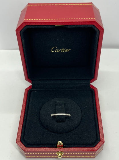 Découvrez cette magnifique bague de mariage Cartier Etincelle, en or blanc et sertie de diamants. Élégante et raffinée, cette alliance incarne le luxe et la pureté, parfaite pour symboliser l'engagement éternel. Sa brillance incomparable et son design intemporel en font un choix idéal pour un mariage ou une occasion spéciale.