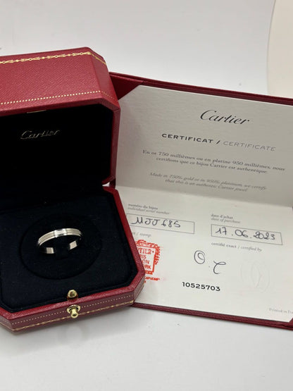Alliance D’Amour en platine, symbole d’élégance et de pureté. Son design épuré met en valeur la brillance intemporelle du platine, métal précieux reconnu pour sa résistance et son éclat durable. Une bague raffinée, parfaite pour sceller un engagement ou célébrer un amour éternel.