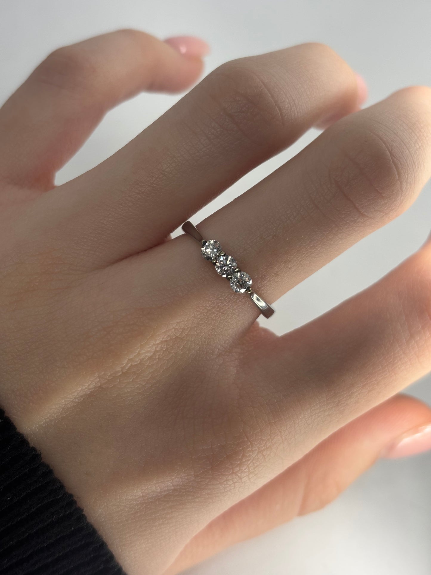 Alliance Du Nouveau Monde ring en or blanc 18 carats signée Mauboussin, sertie de diamants totalisant 0,36 carat. Son design raffiné et contemporain met en valeur l’éclat des pierres et la pureté de l’or blanc. Élégante et lumineuse, cette alliance symbolise l’amour et l’élégance intemporelle, parfaite pour un engagement ou un mariage.