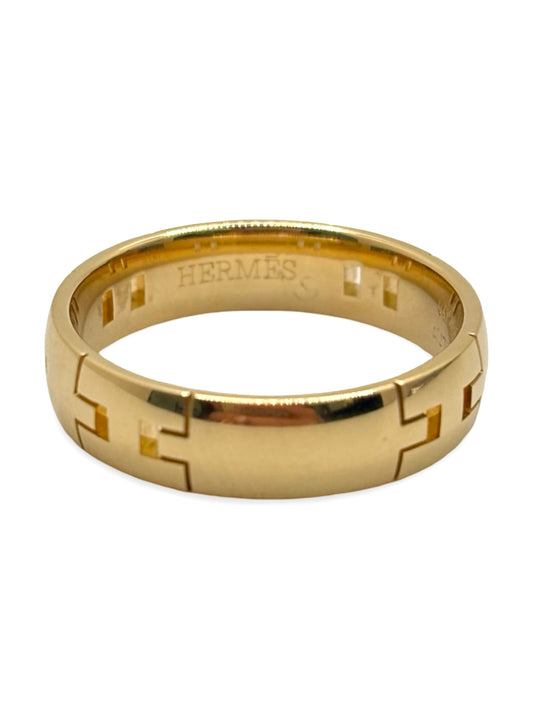 Alliance Hermès Herakles en or jaune 18K au design élégant et intemporel. Cette création joaillière en or jaune 750 millièmes reflète le savoir-faire raffiné de la maison Hermès avec des lignes sobres et sophistiquées. Bijou de luxe idéal pour un mariage, une célébration ou un porté quotidien chic. Alliance précieuse aux finitions soignées, parfaite pour compléter une collection de haute joaillerie élégante et contemporaine.
