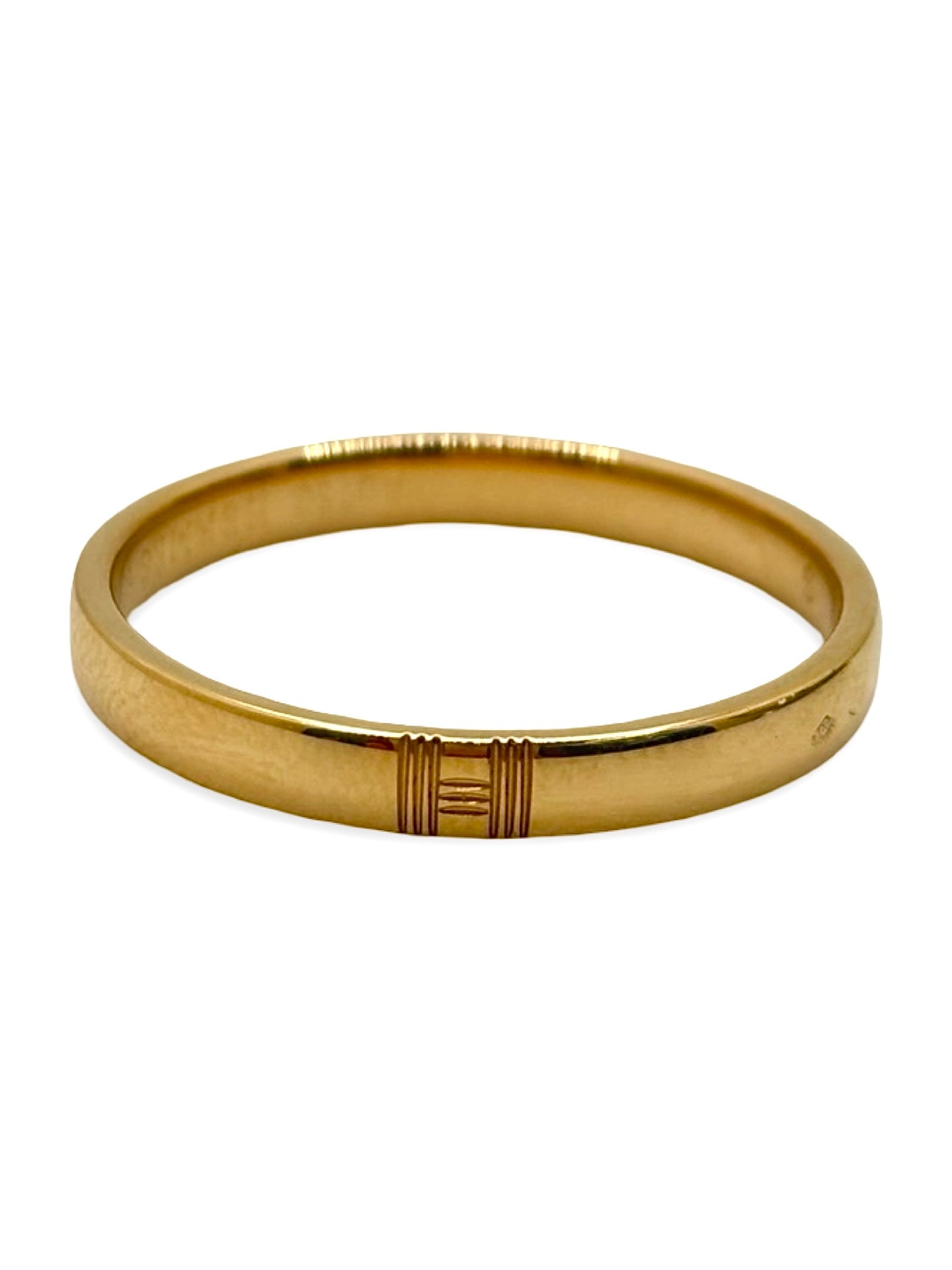 Alliance Hermès en or jaune 18K au style sobre et intemporel. Cette création joaillière en or jaune 750 millièmes séduit par son élégance raffinée et ses finitions soignées. Bijou de luxe idéal pour un mariage, une cérémonie ou un porté quotidien élégant. Alliance précieuse reflétant le savoir-faire emblématique de la maison Hermès, parfaite pour compléter une collection de haute joaillerie ou offrir un cadeau d’exception.
