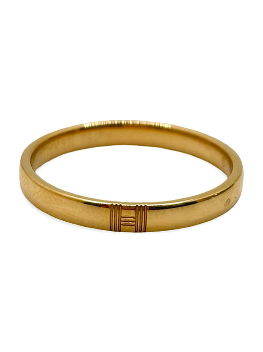 Alliance Hermès en or jaune 18K au style sobre et intemporel. Cette création joaillière en or jaune 750 millièmes séduit par son élégance raffinée et ses finitions soignées. Bijou de luxe idéal pour un mariage, une cérémonie ou un porté quotidien élégant. Alliance précieuse reflétant le savoir-faire emblématique de la maison Hermès, parfaite pour compléter une collection de haute joaillerie ou offrir un cadeau d’exception.
