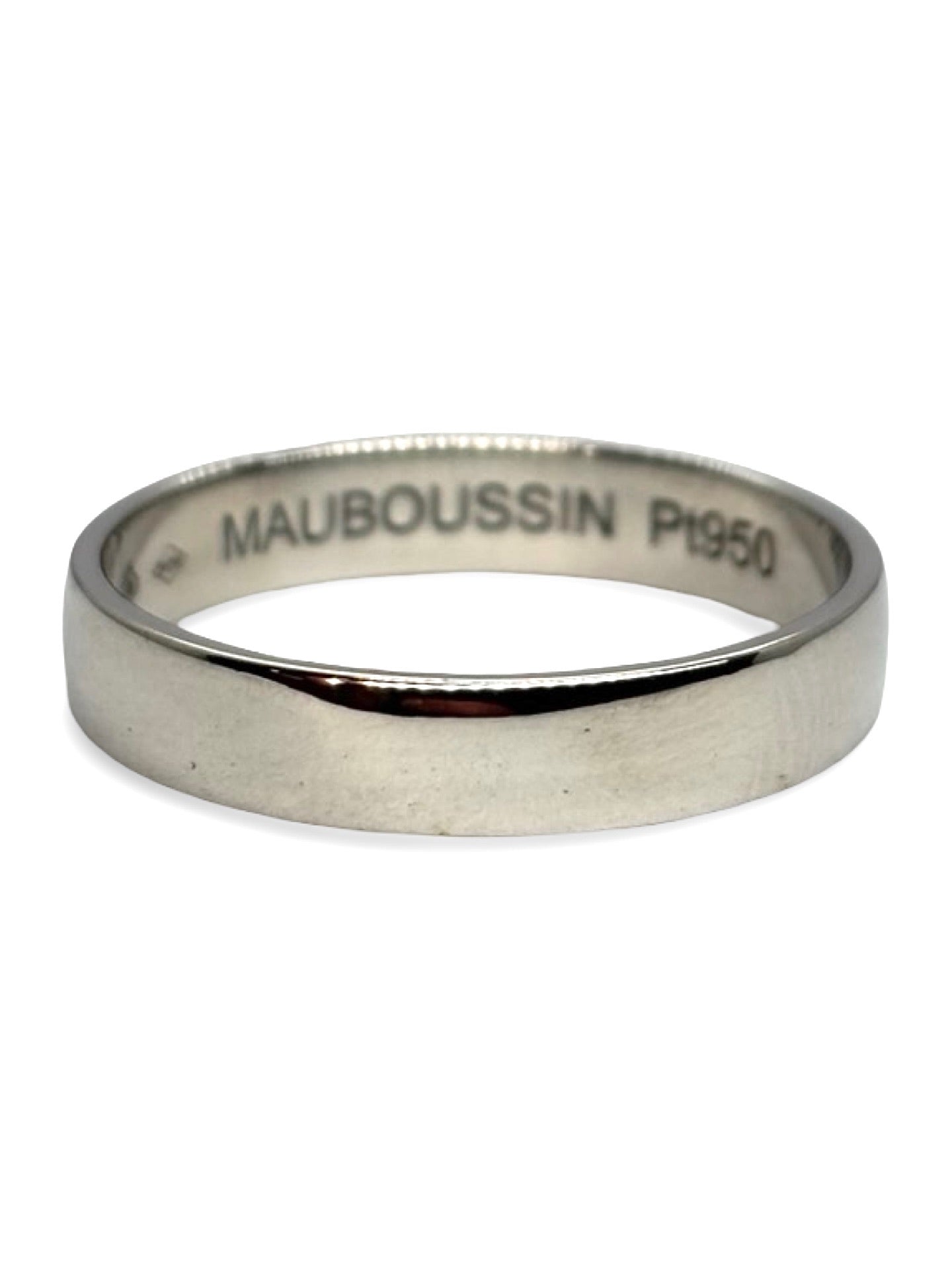 Alliance Mauboussin en platine 950, symbole d’amour éternel et d’élégance intemporelle. Anneau au design sobre et raffiné, apprécié pour sa pureté et sa résistance. Bijou de mariage idéal pour homme ou femme, offrant un confort quotidien et une finition précieuse. Le platine souligne un style moderne, durable et prestigieux.