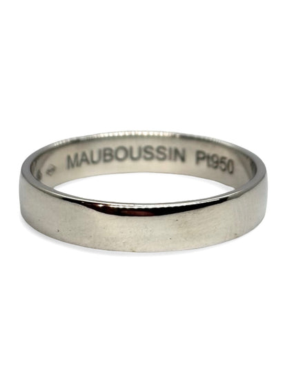 Alliance Mauboussin en platine 950, symbole d’amour éternel et d’élégance intemporelle. Anneau au design sobre et raffiné, apprécié pour sa pureté et sa résistance. Bijou de mariage idéal pour homme ou femme, offrant un confort quotidien et une finition précieuse. Le platine souligne un style moderne, durable et prestigieux.