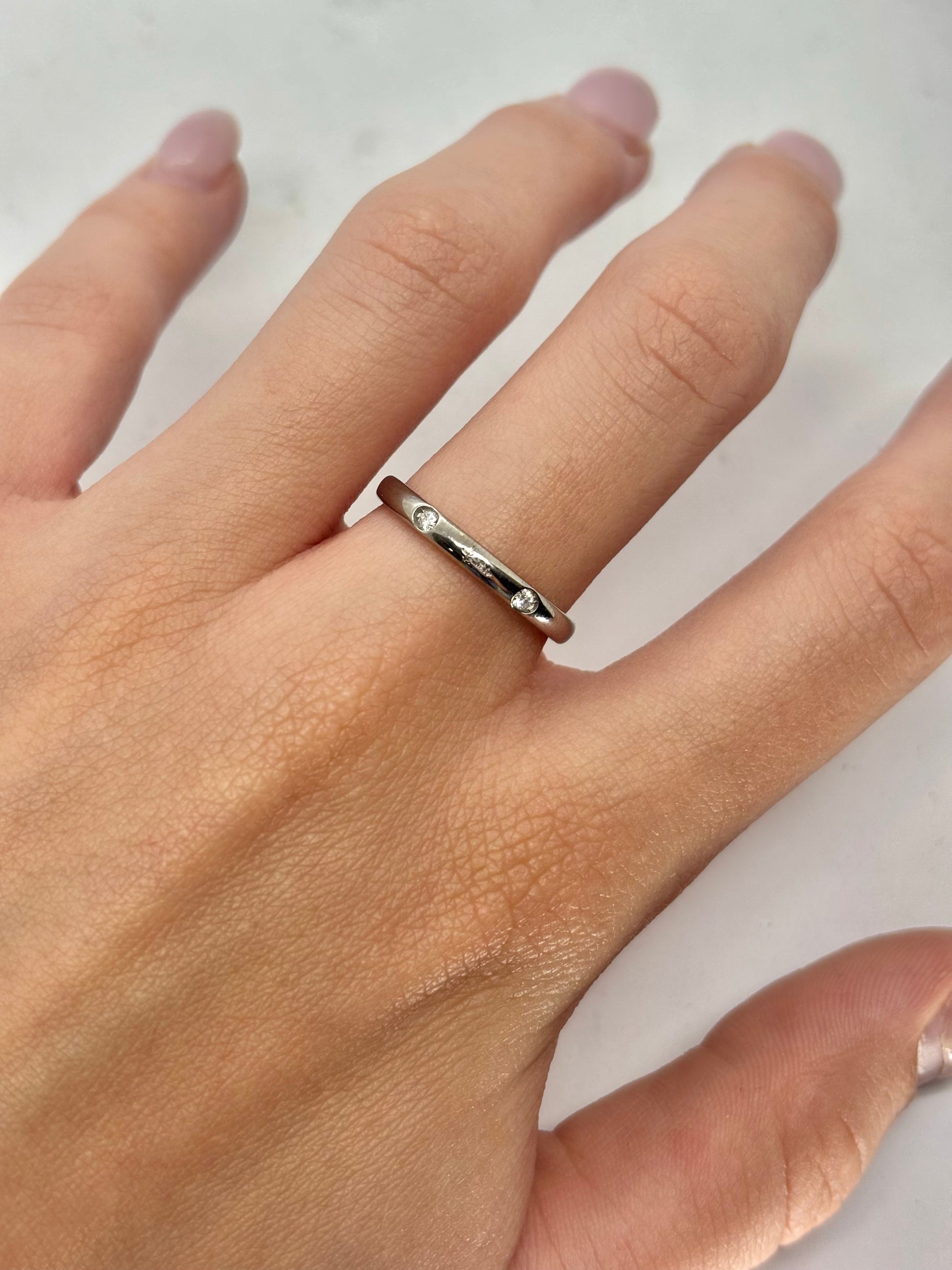 Alliance Pomellato Lucciole en or blanc 18 carats sertie de diamants pour un poids total de 0,13 carat. Cette bague élégante se distingue par son design épuré et contemporain, signature de la collection Lucciole. L’éclat subtil des diamants met en valeur la pureté de l’or blanc, créant un bijou raffiné et intemporel. Idéale pour célébrer un engagement, un anniversaire ou compléter une collection de joaillerie, cette alliance allie sophistication, confort et savoir-faire italien.
