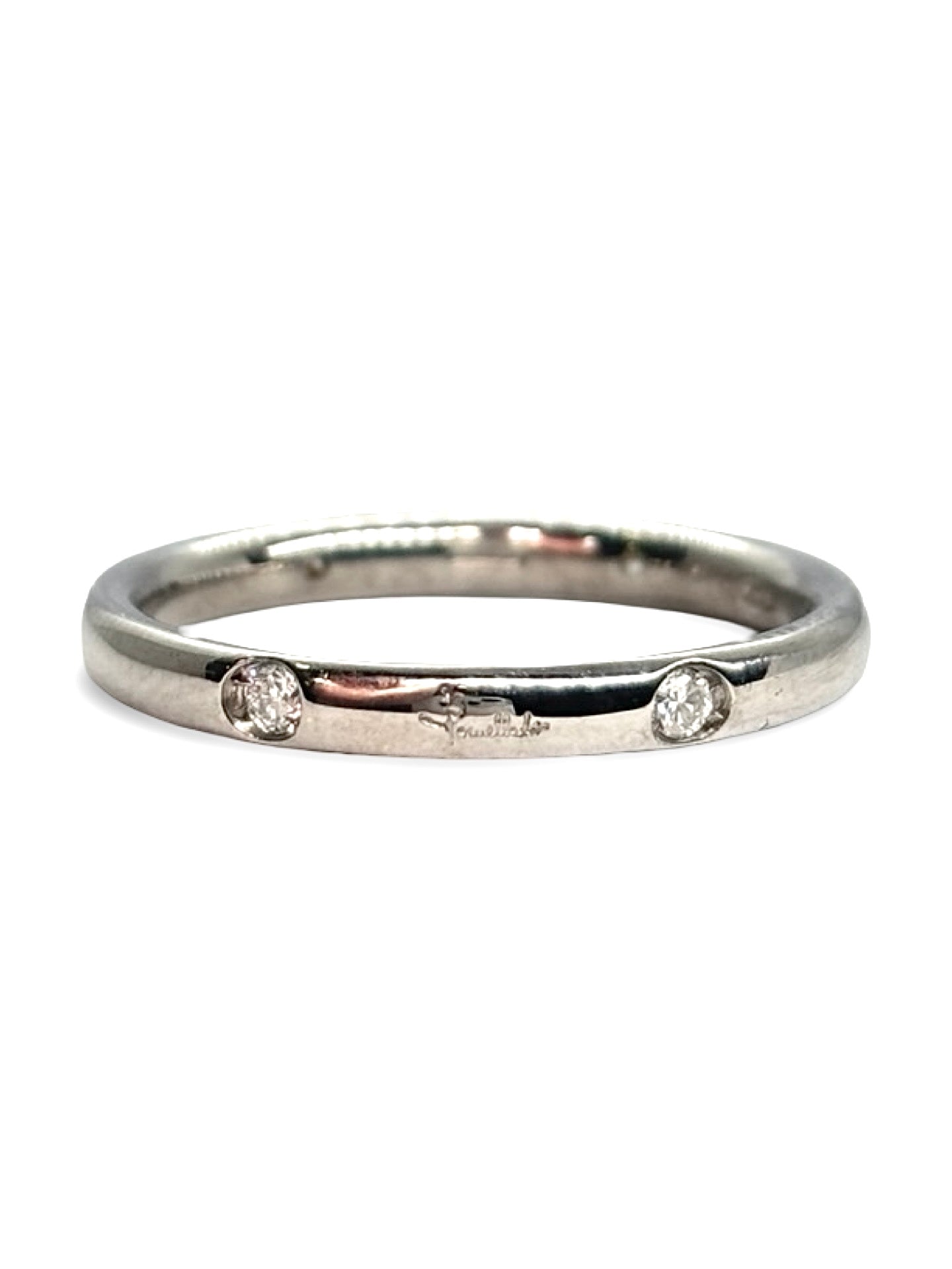 Alliance Pomellato Lucciole en or blanc 18 carats sertie de diamants pour un poids total de 0,13 carat. Cette bague élégante se distingue par son design épuré et contemporain, signature de la collection Lucciole. L’éclat subtil des diamants met en valeur la pureté de l’or blanc, créant un bijou raffiné et intemporel. Idéale pour célébrer un engagement, un anniversaire ou compléter une collection de joaillerie, cette alliance allie sophistication, confort et savoir-faire italien.
