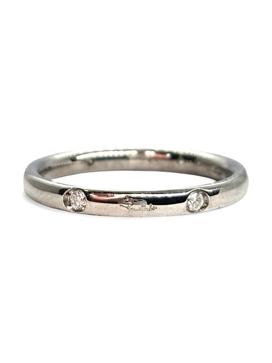 Alliance Pomellato Lucciole en or blanc 18 carats sertie de diamants pour un poids total de 0,13 carat. Cette bague élégante se distingue par son design épuré et contemporain, signature de la collection Lucciole. L’éclat subtil des diamants met en valeur la pureté de l’or blanc, créant un bijou raffiné et intemporel. Idéale pour célébrer un engagement, un anniversaire ou compléter une collection de joaillerie, cette alliance allie sophistication, confort et savoir-faire italien.
