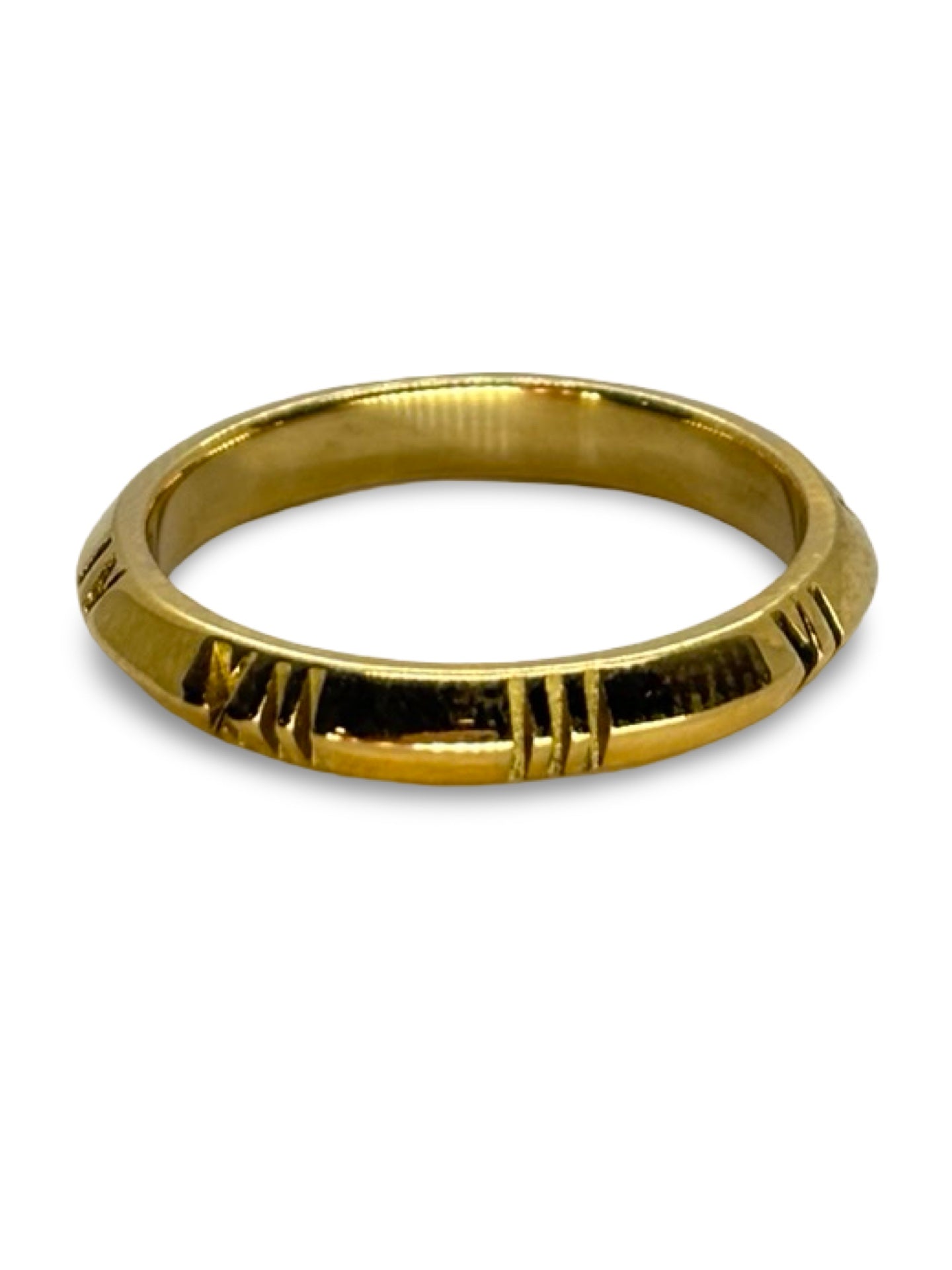 Alliance en or jaune signée Tiffany & Co, symbole d’élégance et d’engagement. Son design raffiné et intemporel reflète la qualité et le savoir-faire de la maison. Parfaite pour célébrer l’union avec sophistication, cette bague d’union lumineuse s’adapte à tous les styles et traverse les générations avec éclat et modernité.