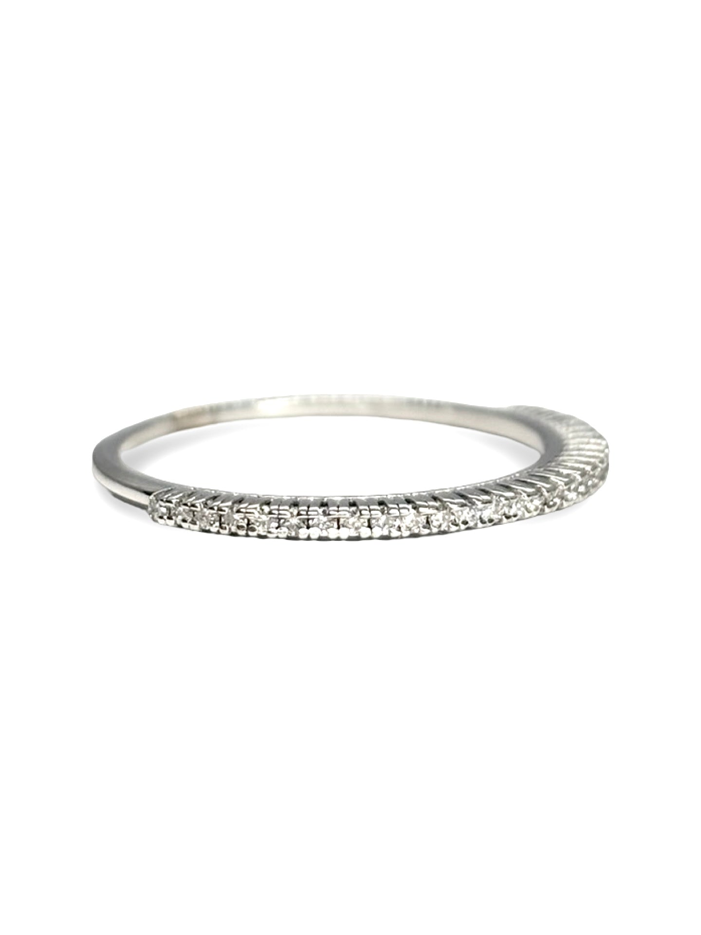 Demi-alliance en or blanc 18 carats sertie de diamants pour un poids total de 0,30 carat. Cette bague élégante séduit par son design intemporel et l’éclat de ses pierres, soigneusement alignées sur la moitié de l’anneau. Idéale comme alliance, bague de mariage, cadeau d’anniversaire ou bijou du quotidien, elle s’accorde facilement avec une bague de fiançailles ou peut être portée seule pour un style raffiné.