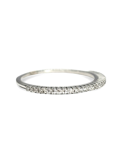 Demi-alliance en or blanc 18 carats sertie de diamants pour un poids total de 0,30 carat. Cette bague élégante séduit par son design intemporel et l’éclat de ses pierres, soigneusement alignées sur la moitié de l’anneau. Idéale comme alliance, bague de mariage, cadeau d’anniversaire ou bijou du quotidien, elle s’accorde facilement avec une bague de fiançailles ou peut être portée seule pour un style raffiné.