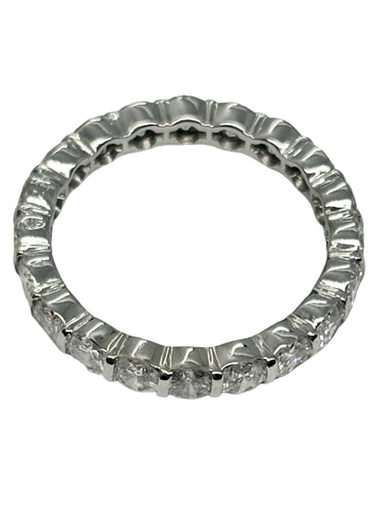 Alliance tour complet en or blanc 18K (750 millièmes) sertie de diamants naturels pour un poids total de 2,40 carats. Cette bague éternité séduit par son pavage étincelant qui entoure entièrement le doigt, offrant une brillance continue et élégante. Idéale pour célébrer un mariage, un anniversaire ou une occasion spéciale, cette alliance en diamants allie raffinement et intemporalité. Un bijou précieux au style classique, parfait pour sublimer chaque main et accompagner tous les moments de vie.