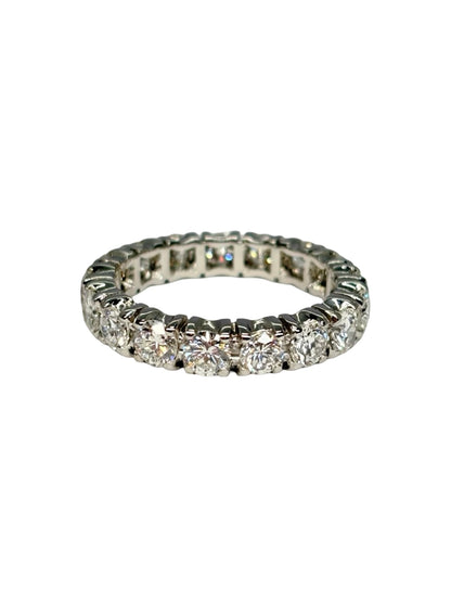 Alliance tour complet en or blanc 18K (750‰) sertie de diamants totalisant 3 carats. Cette alliance éternité séduit par son rang continu de diamants, offrant une brillance exceptionnelle sous tous les angles. Réalisée en or blanc 18 carats, elle incarne l'élégance et le savoir-faire joaillier. Idéale comme alliance de mariage, bague d'anniversaire ou bijou symbolique, elle accompagne chaque moment précieux avec raffinement et éclat.
