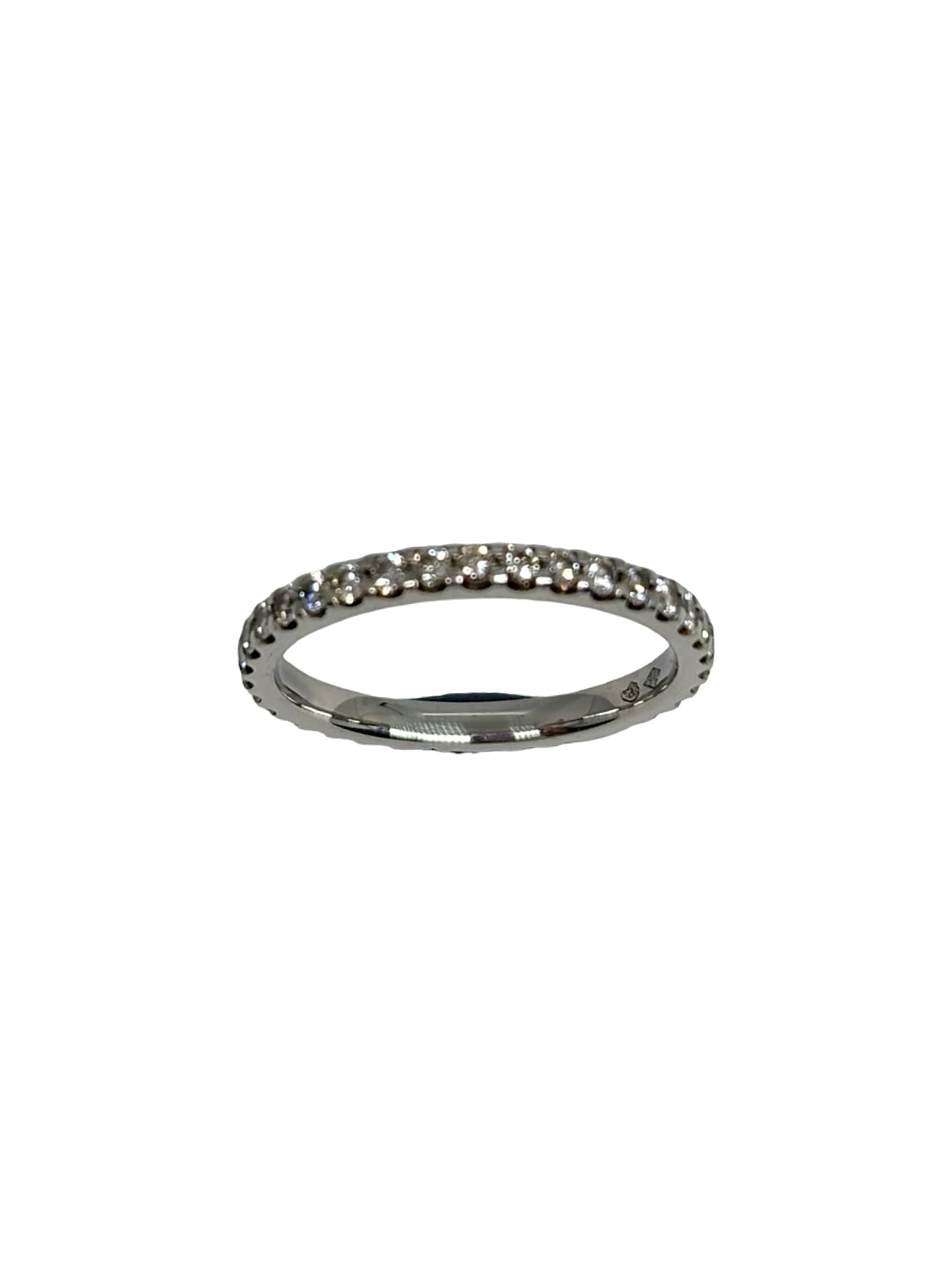 Alliance tour complet en or blanc 18K (750/1000) sertie de diamants naturels pour un total de 1,20 carat. Ce anneau de mariage pour femme haut de gamme arbore un serti rail élégant qui met en valeur le scintillement des pierres précieux tout autour du doigt. Bijou de mariage intemporel et raffiné, parfait comme bague de fiançailles ou cadeau d'anniversaire. Fabrication joaillerie fine, alliance diamants or blanc 1,20 ct idéal pour sublimer une main avec éclat.