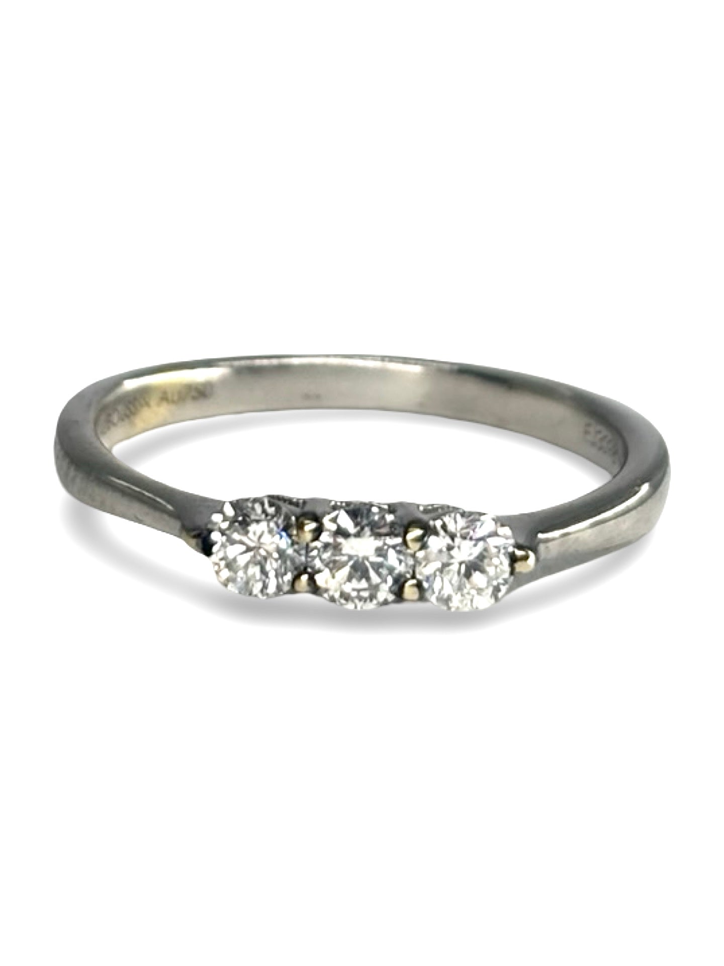 Alliance Du Nouveau Monde ring en or blanc 18 carats signée Mauboussin, sertie de diamants totalisant 0,36 carat. Son design raffiné et contemporain met en valeur l’éclat des pierres et la pureté de l’or blanc. Élégante et lumineuse, cette alliance symbolise l’amour et l’élégance intemporelle, parfaite pour un engagement ou un mariage.