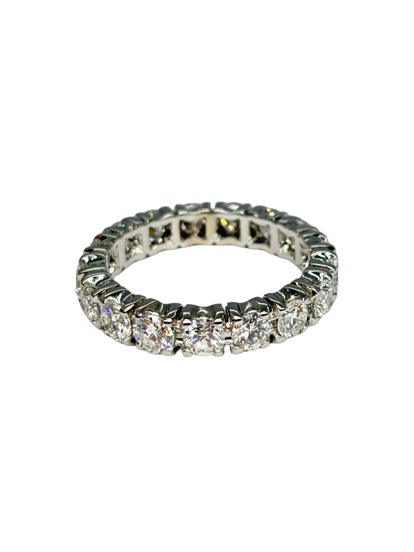Alliance tour complet en or blanc 18K (750‰) sertie de diamants totalisant 3 carats. Cette alliance éternité séduit par son rang continu de diamants, offrant une brillance exceptionnelle sous tous les angles. Réalisée en or blanc 18 carats, elle incarne l'élégance et le savoir-faire joaillier. Idéale comme alliance de mariage, bague d'anniversaire ou bijou symbolique, elle accompagne chaque moment précieux avec raffinement et éclat.
