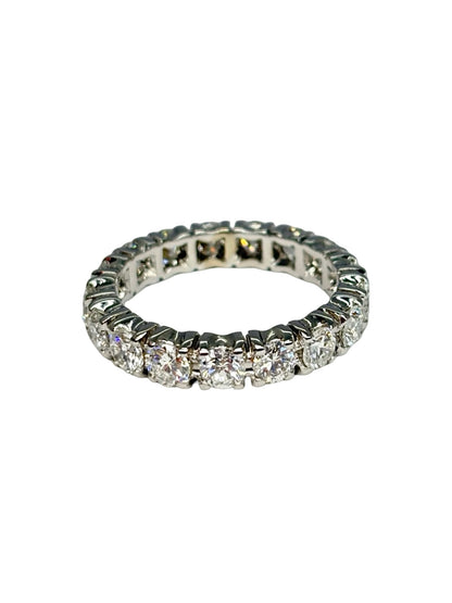 Alliance tour complet en or blanc 18K (750‰) sertie de diamants totalisant 3 carats. Cette alliance éternité séduit par son rang continu de diamants, offrant une brillance exceptionnelle sous tous les angles. Réalisée en or blanc 18 carats, elle incarne l'élégance et le savoir-faire joaillier. Idéale comme alliance de mariage, bague d'anniversaire ou bijou symbolique, elle accompagne chaque moment précieux avec raffinement et éclat.
