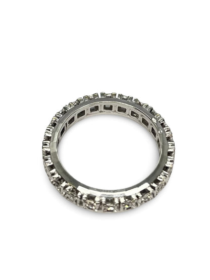 Alliance en or blanc élégante, sertie de diamants totalisant 0,23 carat sur tout le pourtour. Ce bijou raffiné symbolise l’amour éternel avec son design intemporel et son éclat subtil. Parfaite pour un mariage ou un anniversaire, cette alliance tour complet allie luxe, finesse et éclat discret.