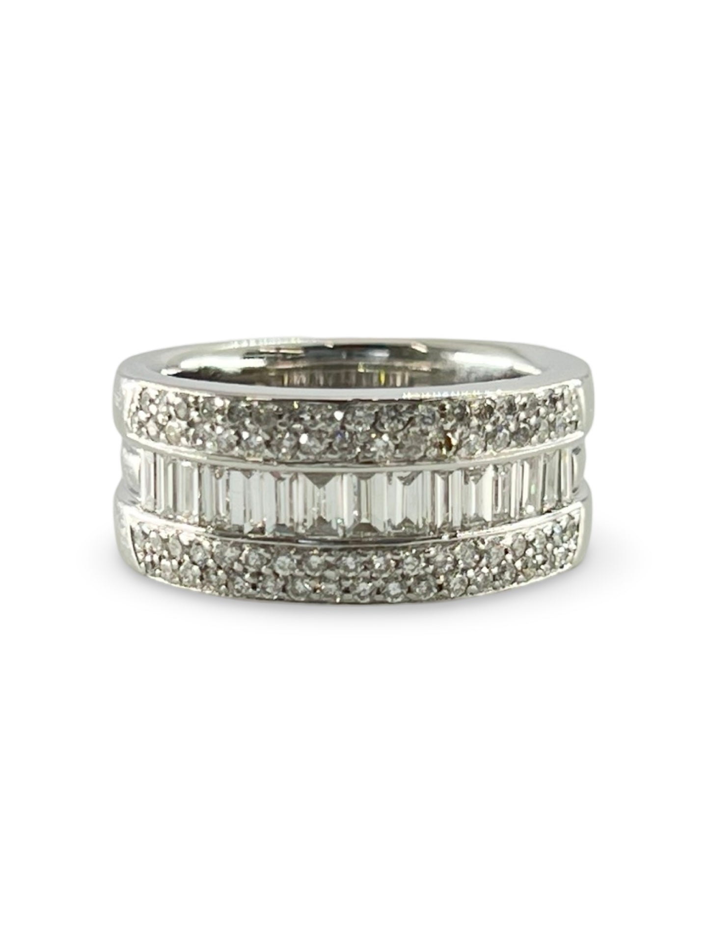 Découvrez notre magnifique alliance en or blanc de 1,60 ct, élégamment sertie de diamants baguette et de diamants ronds taillés avec précision. Cette bague de haute joaillerie combine la beauté intemporelle de l'or blanc et l'éclat des diamants, offrant une touche de sophistication et de luxe. Parfaite pour célébrer un engagement ou un mariage, cette alliance en diamant est un choix idéal pour ceux qui recherchent une pièce d'exception alliant modernité et tradition.