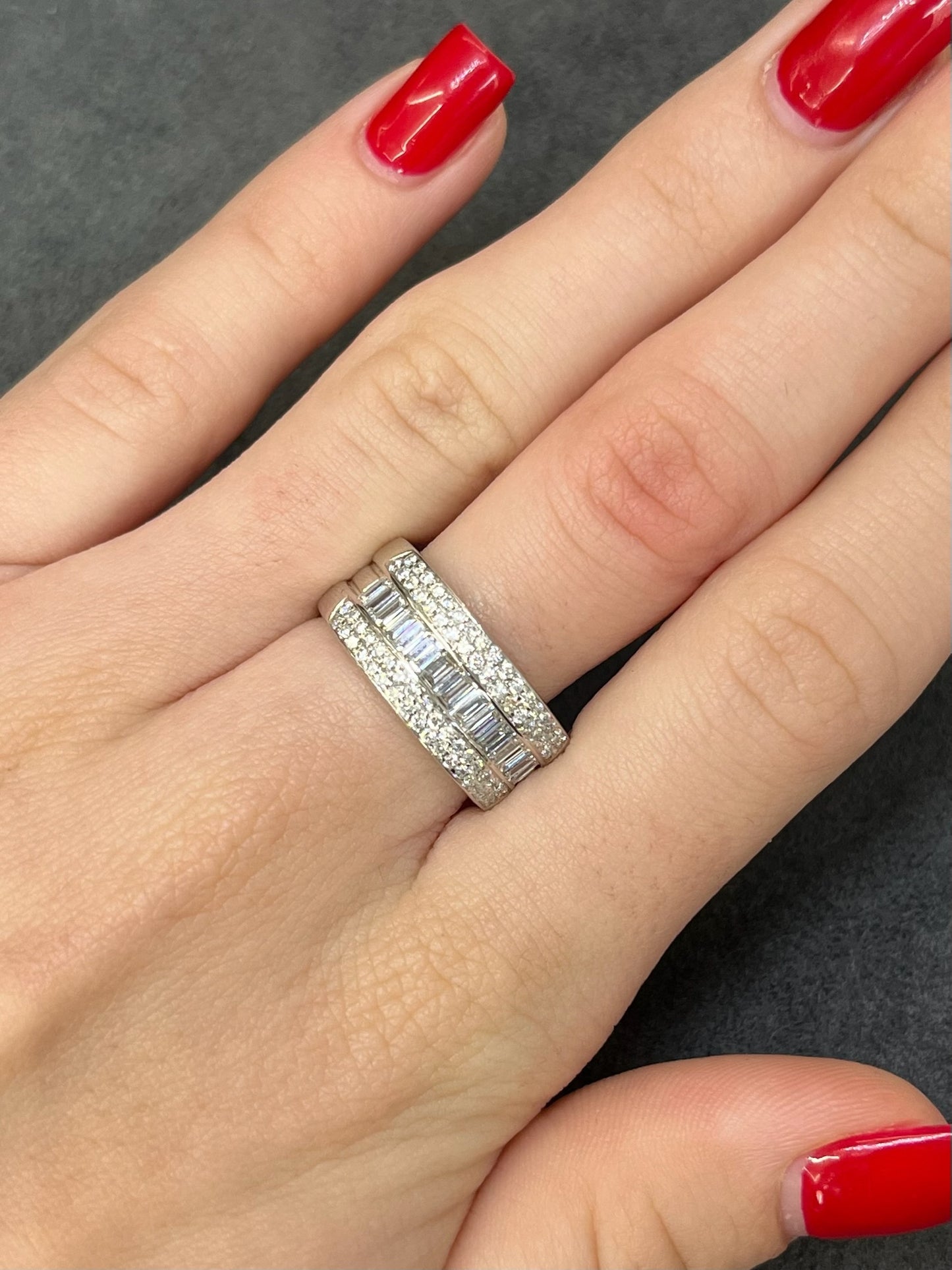 Découvrez notre magnifique alliance en or blanc de 1,60 ct, élégamment sertie de diamants baguette et de diamants ronds taillés avec précision. Cette bague de haute joaillerie combine la beauté intemporelle de l'or blanc et l'éclat des diamants, offrant une touche de sophistication et de luxe. Parfaite pour célébrer un engagement ou un mariage, cette alliance en diamant est un choix idéal pour ceux qui recherchent une pièce d'exception alliant modernité et tradition.