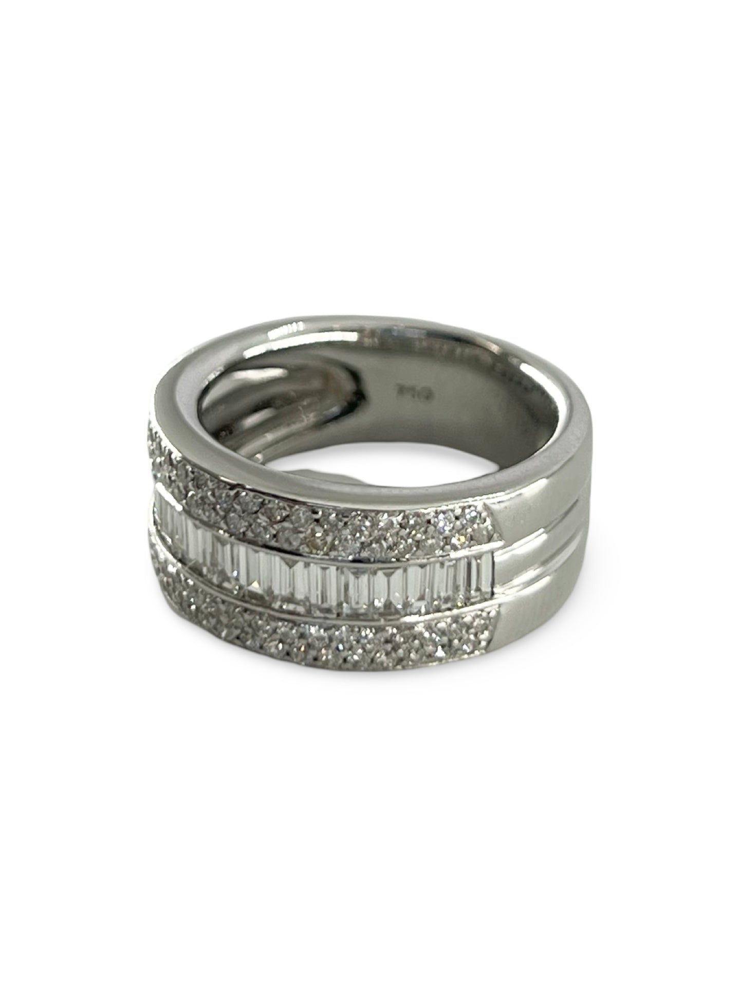 Découvrez notre magnifique alliance en or blanc de 1,60 ct, élégamment sertie de diamants baguette et de diamants ronds taillés avec précision. Cette bague de haute joaillerie combine la beauté intemporelle de l'or blanc et l'éclat des diamants, offrant une touche de sophistication et de luxe. Parfaite pour célébrer un engagement ou un mariage, cette alliance en diamant est un choix idéal pour ceux qui recherchent une pièce d'exception alliant modernité et tradition.