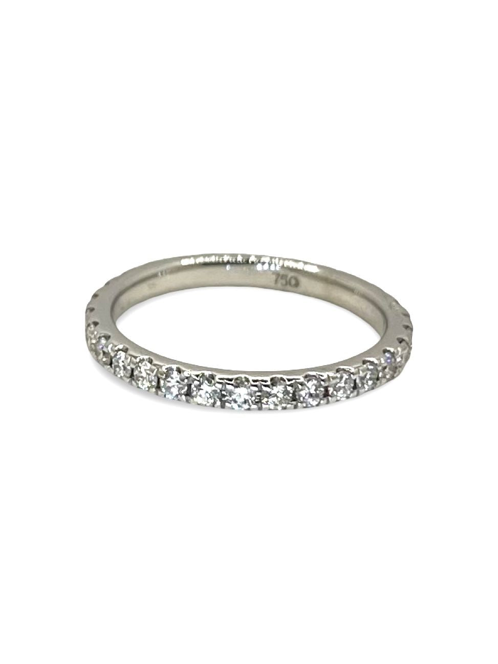 Alliance en or blanc 18 carats pour femme, sertie de diamants taille brillant totalisant 0,80 carat – bijou de mariage haut de gamme, élégant et intemporel, idéal pour sceller une union avec éclat. Finition soignée, brillance exceptionnelle des diamants, parfait pour une cérémonie ou un anniversaire de mariage.