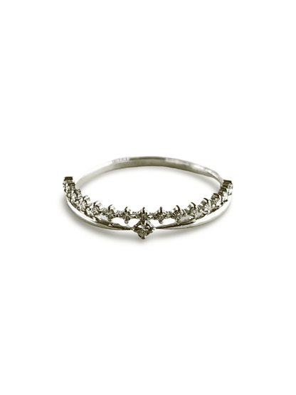 Découvrez cette bague alliance en or blanc sertie de diamants naturels, offrant un poids total de 0,12 ct. Élégante et raffinée, cette alliance en or blanc est l'accessoire parfait pour marquer un moment précieux, avec des diamants de qualité supérieure qui ajoutent éclat et sophistication. Un choix idéal pour les cérémonies de mariage ou comme symbole d'engagement.
