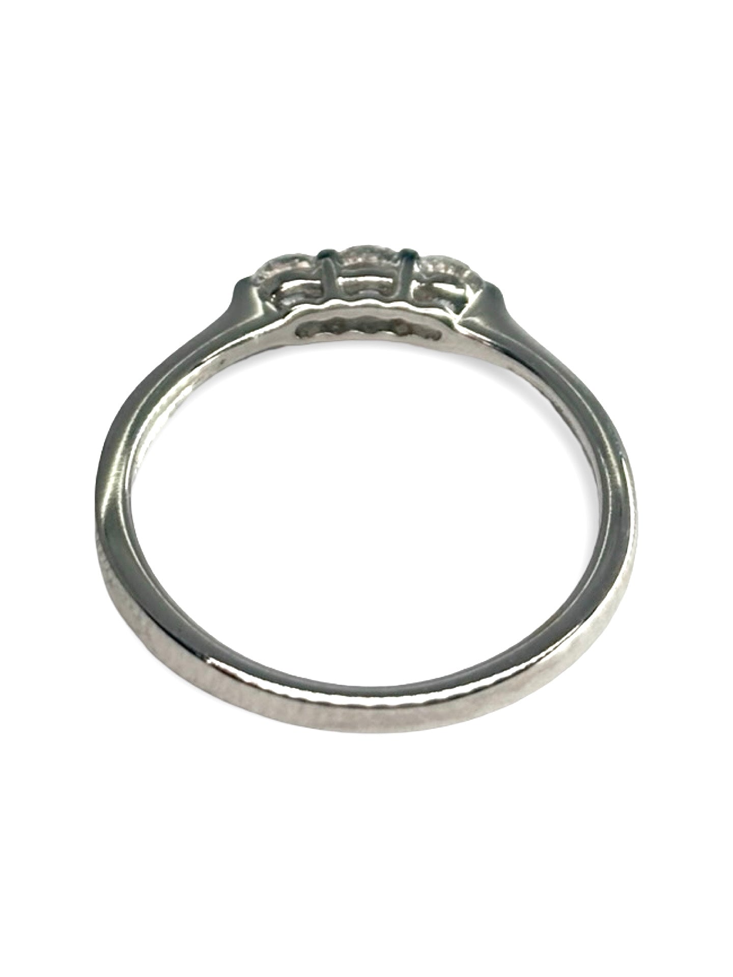Alliance Du Nouveau Monde ring en or blanc 18 carats signée Mauboussin, sertie de diamants totalisant 0,36 carat. Son design raffiné et contemporain met en valeur l’éclat des pierres et la pureté de l’or blanc. Élégante et lumineuse, cette alliance symbolise l’amour et l’élégance intemporelle, parfaite pour un engagement ou un mariage.
