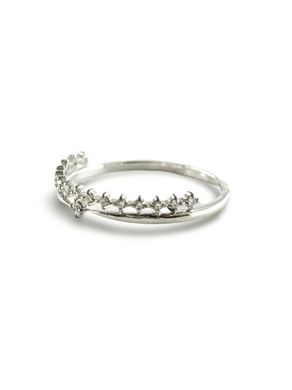 Découvrez cette bague alliance en or blanc sertie de diamants naturels, offrant un poids total de 0,12 ct. Élégante et raffinée, cette alliance en or blanc est l'accessoire parfait pour marquer un moment précieux, avec des diamants de qualité supérieure qui ajoutent éclat et sophistication. Un choix idéal pour les cérémonies de mariage ou comme symbole d'engagement.