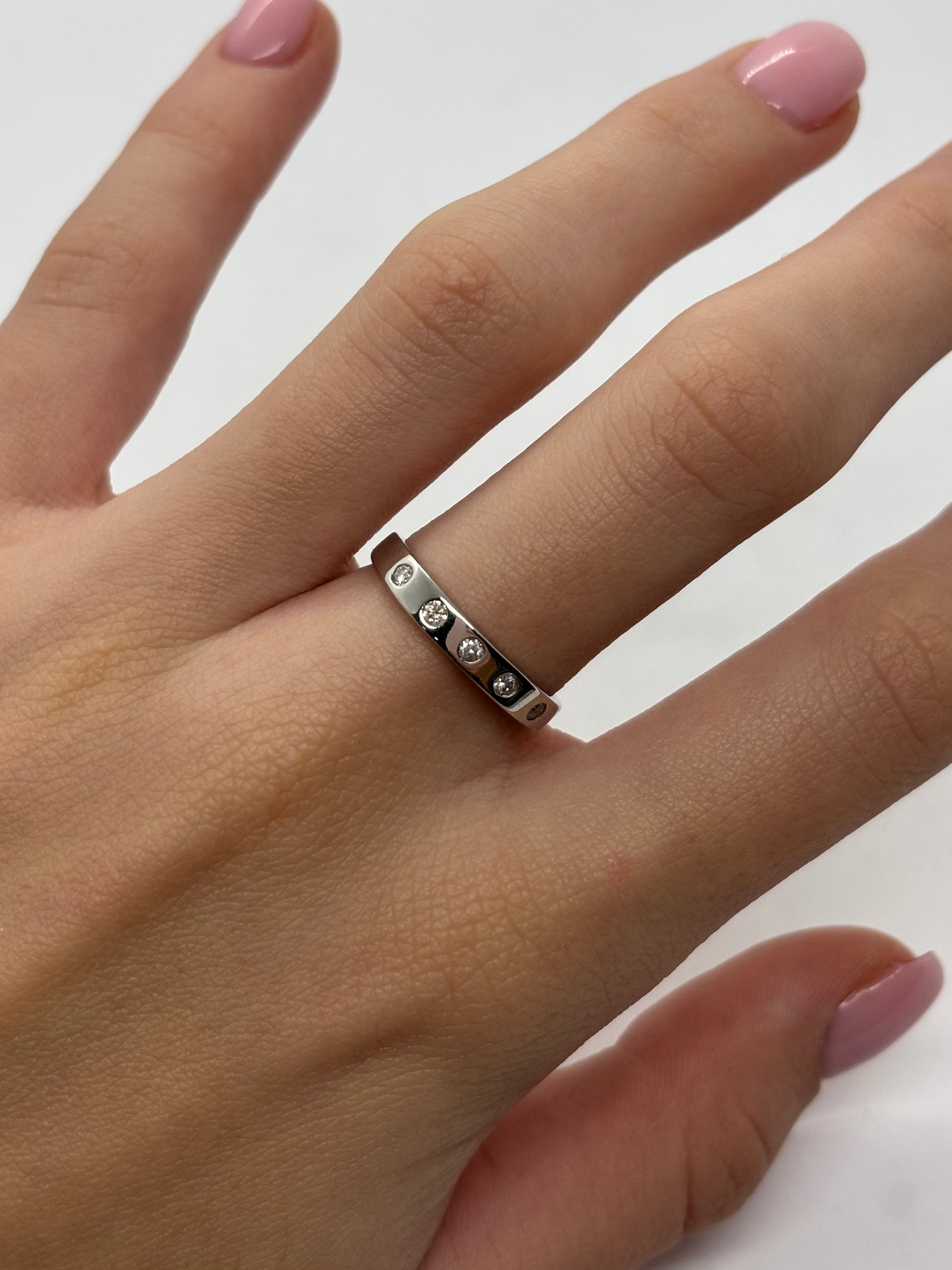 Alliance élégante en or blanc sertie de diamants totalisant 0,15 carat. Ce bijou raffiné allie éclat et modernité, idéal pour symboliser un amour éternel. Son design épuré met en valeur la brillance des diamants, parfait pour un mariage ou un cadeau précieux et intemporel.