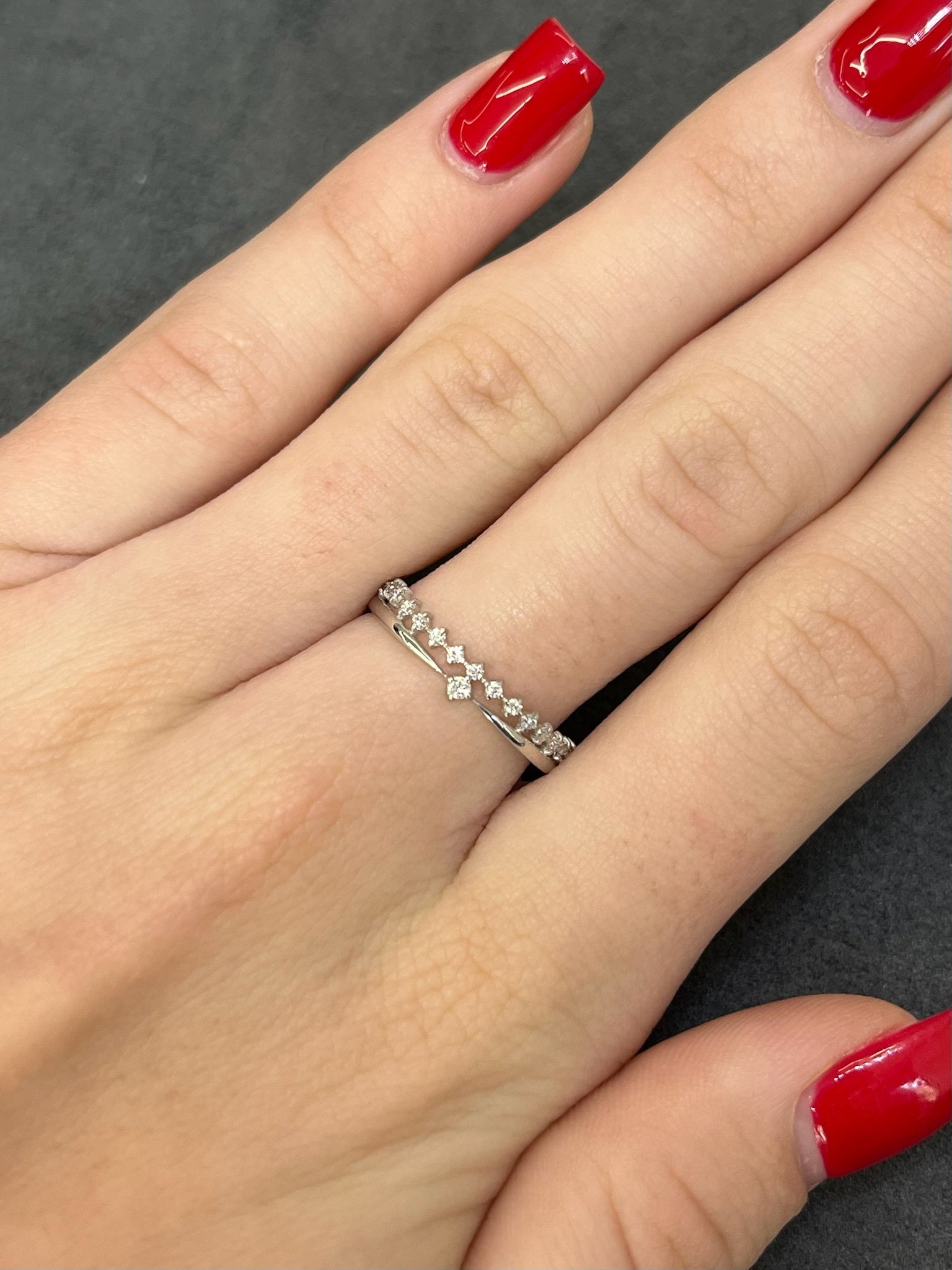 Découvrez cette bague alliance en or blanc sertie de diamants naturels, offrant un poids total de 0,12 ct. Élégante et raffinée, cette alliance en or blanc est l'accessoire parfait pour marquer un moment précieux, avec des diamants de qualité supérieure qui ajoutent éclat et sophistication. Un choix idéal pour les cérémonies de mariage ou comme symbole d'engagement.