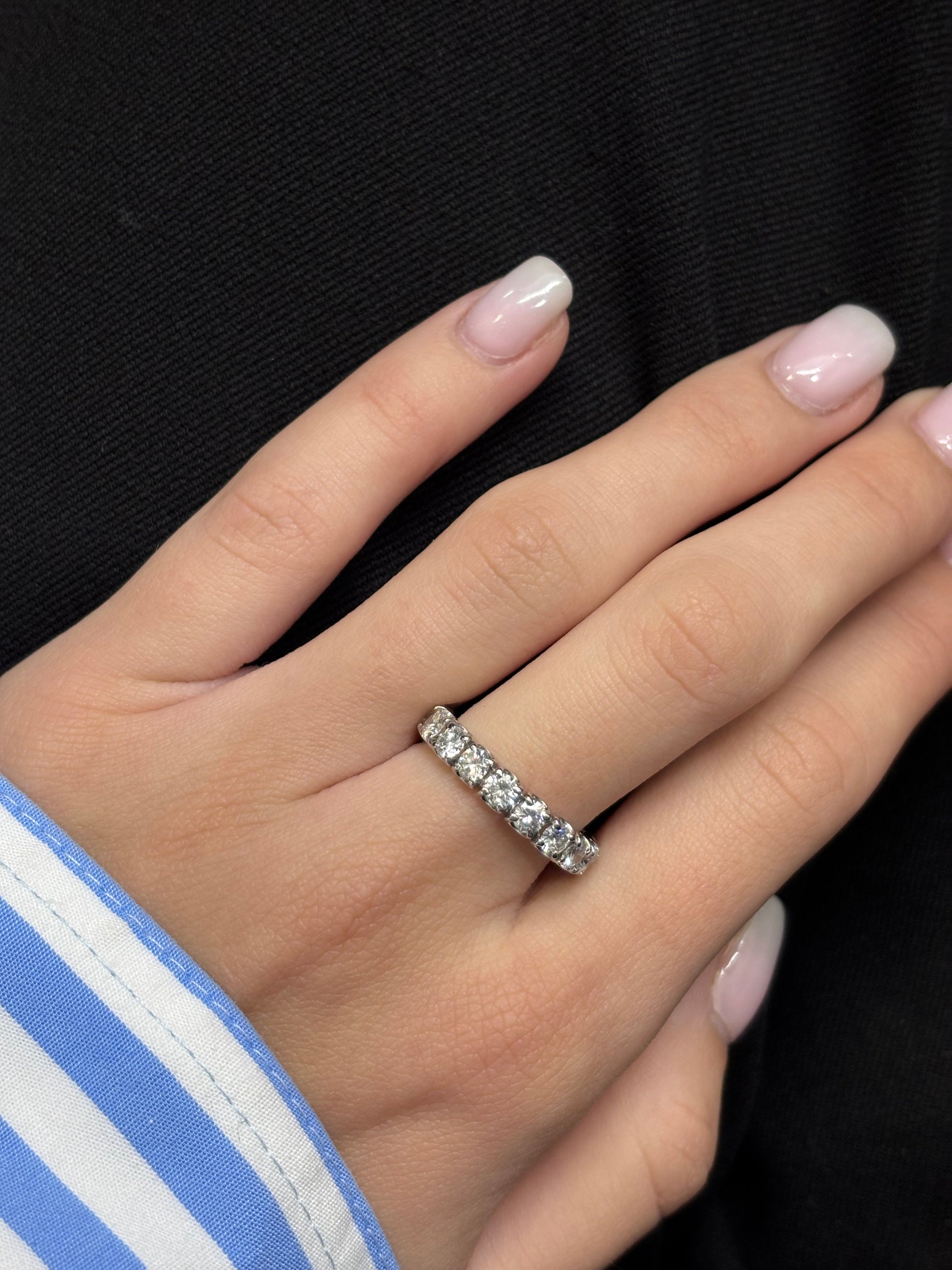 Découvrez notre alliance tour complet en or blanc, sertie de diamants totalisant 2,7 carats. Élégante et raffinée, cette bague éternité symbolise l’amour éternel avec brillance et sophistication. Parfaite pour un mariage ou un cadeau précieux, elle allie luxe, qualité et éclat exceptionnel pour sublimer chaque moment unique.