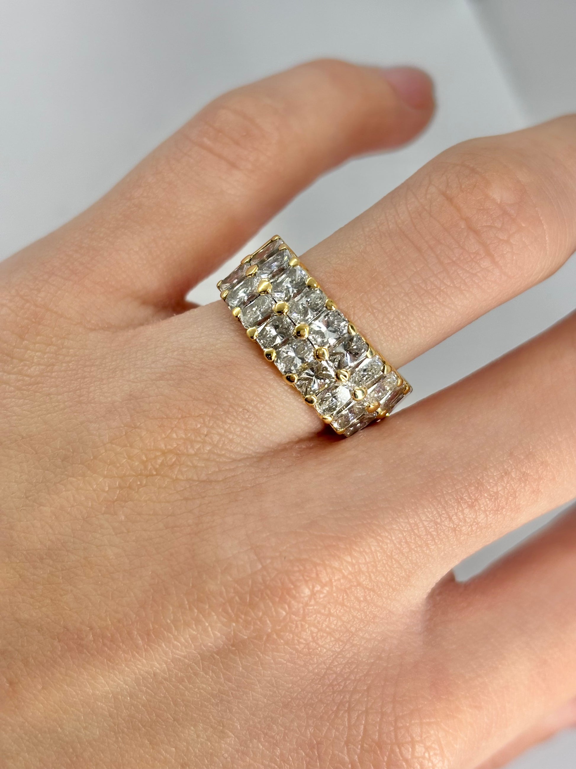 Alliance en or jaune 18 carats sertie de diamants totalisant 6 carats. Ce bijou raffiné allie l’éclat chaleureux de l’or jaune à la brillance intense des diamants, offrant une bague élégante et précieuse. Idéale pour symboliser un engagement ou enrichir une collection de joaillerie, elle séduit par son design intemporel et luxueux.