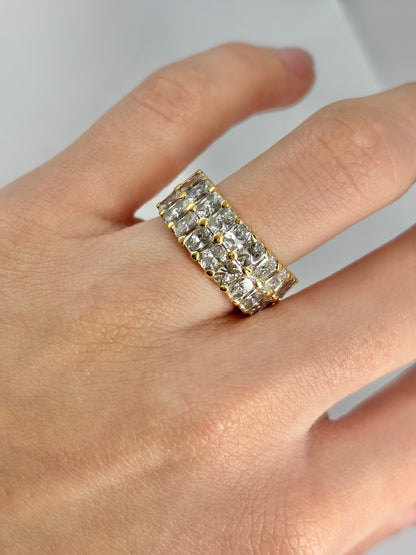 Alliance en or jaune 18 carats sertie de diamants totalisant 6 carats. Ce bijou raffiné allie l’éclat chaleureux de l’or jaune à la brillance intense des diamants, offrant une bague élégante et précieuse. Idéale pour symboliser un engagement ou enrichir une collection de joaillerie, elle séduit par son design intemporel et luxueux.