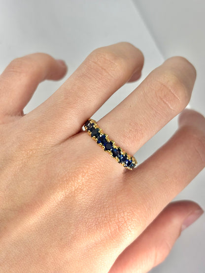 Alliance en or jaune 18 carats sertie de saphirs pour un total de 3 carats. Cette bague précieuse allie l’éclat chaleureux de l’or jaune à la profondeur lumineuse des saphirs, offrant un bijou raffiné et élégant. Idéale pour symboliser l’union ou enrichir une collection de joaillerie, elle séduit par son design intemporel et sophistiqué.