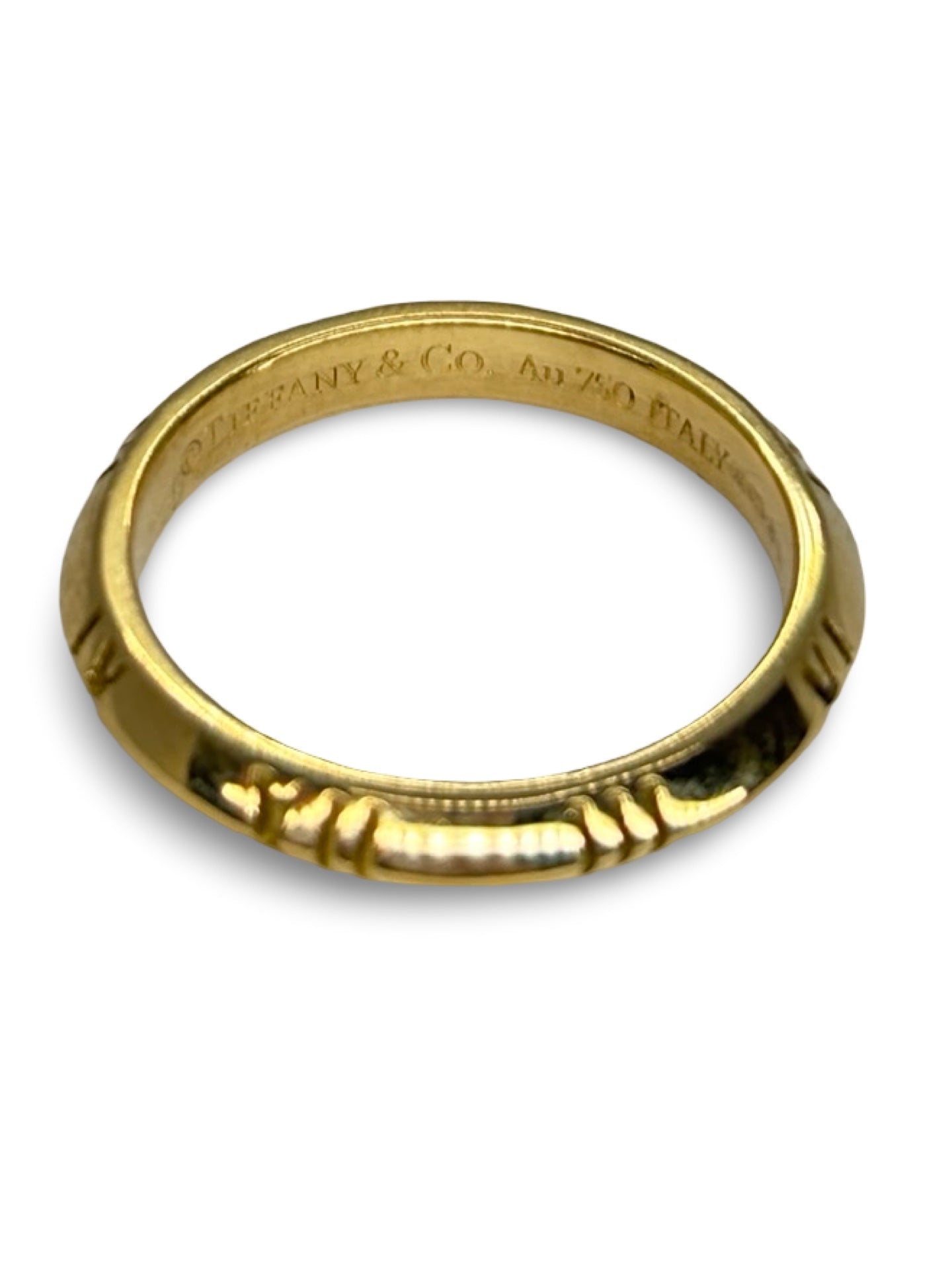 Alliance en or jaune signée Tiffany & Co, symbole d’élégance et d’engagement. Son design raffiné et intemporel reflète la qualité et le savoir-faire de la maison. Parfaite pour célébrer l’union avec sophistication, cette bague d’union lumineuse s’adapte à tous les styles et traverse les générations avec éclat et modernité.