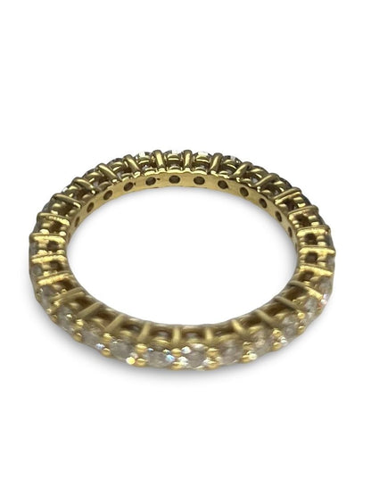 Alliance tour complet en or jaune 18 carats, entièrement sertie de diamants pour un éclat à 360°. Ce bijou intemporel de 1 carat allie élégance et raffinement, idéal pour célébrer l’amour éternel. Une bague précieuse, symbole d'engagement, fabriquée avec soin selon les codes de la haute joaillerie.
