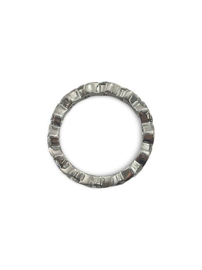 Cette magnifique alliance en or est délicatement ornée de diamants d'une pureté exceptionnelle, totalisant 2,38 carats. Un bijou raffiné qui incarne l'élégance et la beauté, parfait pour marquer un moment unique et précieux.