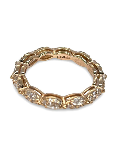 Luxueuse alliance tour complet en or rose 18 carats, sertie de diamants totalisant 1,24 carat. Cette création signée Damiani allie élégance et savoir-faire italien pour un bijou d’exception. Parfaite pour symboliser un engagement fort avec éclat et raffinement. Un design intemporel et précieux, incarnant la qualité et l’art joaillier de Damiani.