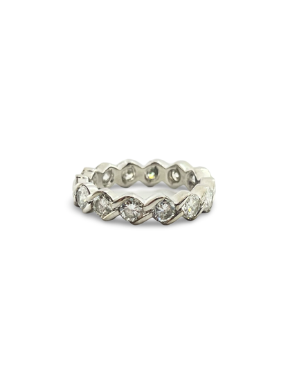 Cette magnifique alliance en or est délicatement ornée de diamants d'une pureté exceptionnelle, totalisant 2,38 carats. Un bijou raffiné qui incarne l'élégance et la beauté, parfait pour marquer un moment unique et précieux.