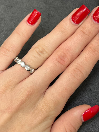 Cette magnifique alliance en or est délicatement ornée de diamants d'une pureté exceptionnelle, totalisant 2,38 carats. Un bijou raffiné qui incarne l'élégance et la beauté, parfait pour marquer un moment unique et précieux.