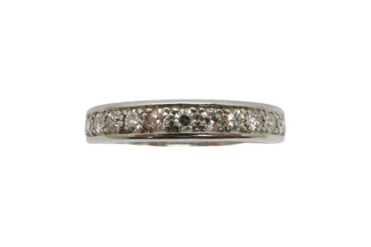 Découvrez notre Alliance tour complet en platine 950, sublimée par un sertissage intégral de diamants naturels taillés en 8/8 pour un éclat incomparable. Avec un poids total de 1,12 carat, cette alliance allie élégance et raffinement, idéale pour symboliser un amour éternel. Parfaite pour un mariage ou un anniversaire, cette bague intemporelle en platine garantit une brillance exceptionnelle et une qualité inégalée.