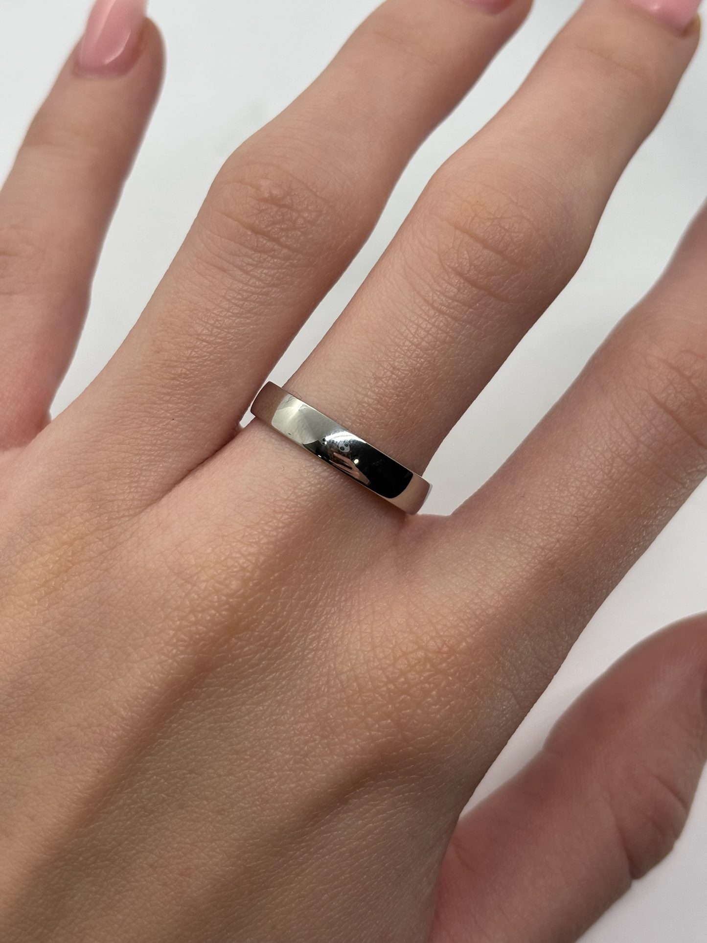 Alliance Mauboussin en platine 950, symbole d’amour éternel et d’élégance intemporelle. Anneau au design sobre et raffiné, apprécié pour sa pureté et sa résistance. Bijou de mariage idéal pour homme ou femme, offrant un confort quotidien et une finition précieuse. Le platine souligne un style moderne, durable et prestigieux.