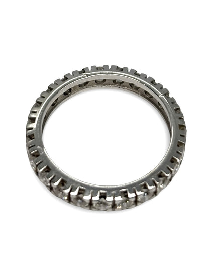 Alliance tour complet en or blanc sertie de diamants totalisant 0,85 carat, offrant un éclat continu et raffiné autour du doigt. Son design élégant et intemporel met en valeur la brillance des diamants, parfaite pour un mariage ou un engagement. Un bijou sophistiqué qui symbolise l’amour éternel avec style et éclat.