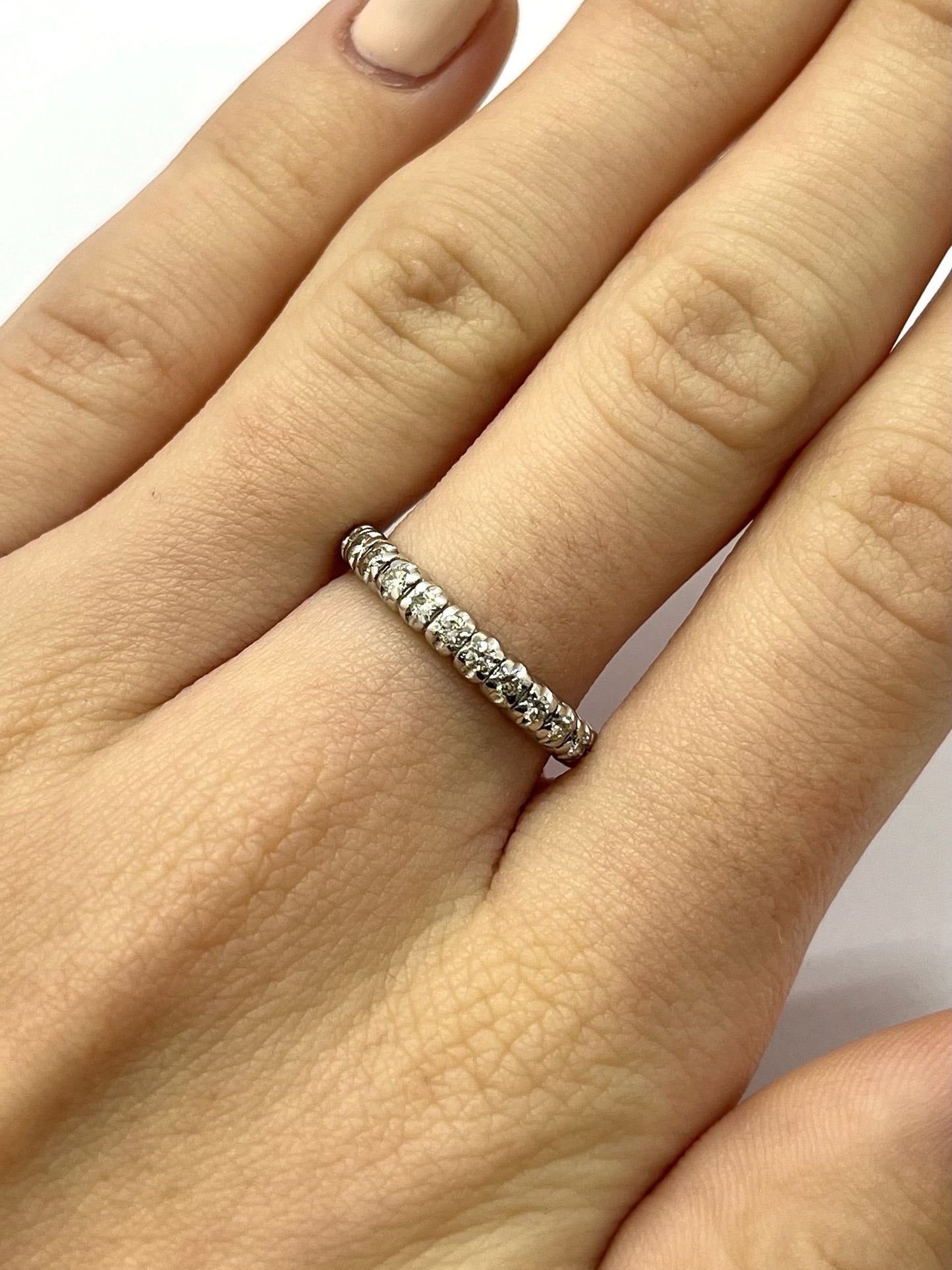 Découvrez notre Alliance tour complet en platine 950, sublimée par un sertissage intégral de diamants naturels taillés en 8/8 pour un éclat incomparable. Avec un poids total de 1,12 carat, cette alliance allie élégance et raffinement, idéale pour symboliser un amour éternel. Parfaite pour un mariage ou un anniversaire, cette bague intemporelle en platine garantit une brillance exceptionnelle et une qualité inégalée.